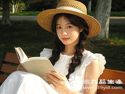 空闲时养花、读书、画画，或到户外散步，接触自然风景