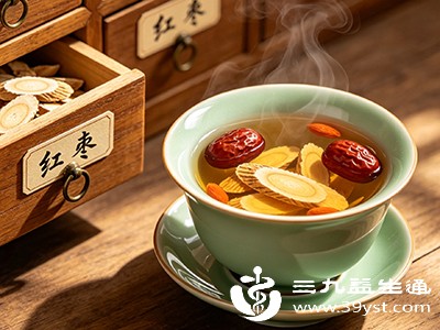黄芪红枣水有滋补作用，睡前喝易增加肠胃负担