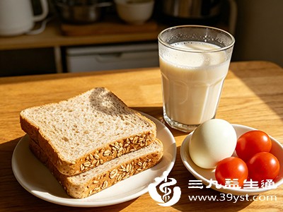 鸡蛋+全麦面包+小番茄