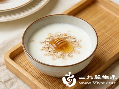 饮用牛奶蜂蜜饮，蜂蜜中的单糖能快速为身体供能，牛奶中的蛋白质则能延缓能量消耗
