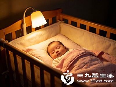 婴儿视网膜的视杆、视锥细胞仍在发育，即使微弱夜灯也会让细胞过度活跃