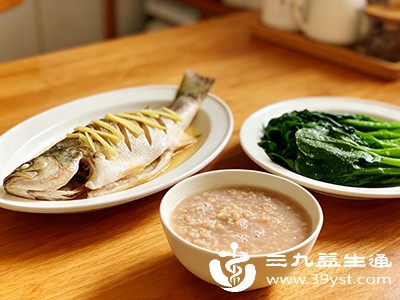 一小碗杂粮粥、一份清蒸鱼、一盘绿叶菜