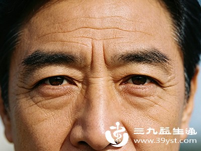 部分人群天生皮肤弹性纤维密度较低、皮肤厚度较薄，或皱眉肌天生较为发达