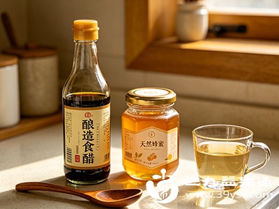 对醋或蜂蜜过敏的人群，也应禁止食用