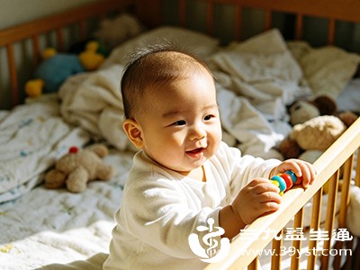 卧室温度过高或过低、光线过亮、噪音过大（如家电声响、大声说话），都会刺激宝宝神经