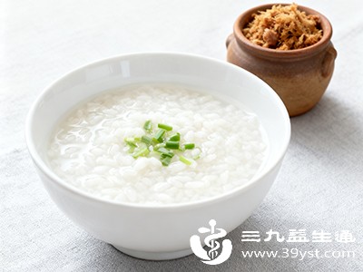 腹泻初期可选择小米粥、大米粥、烂面条、馒头等清淡易消化的食物