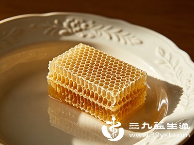 咀嚼蜂窝的过程中，其含有的天然成分能对口腔产生温和的清洁作用
