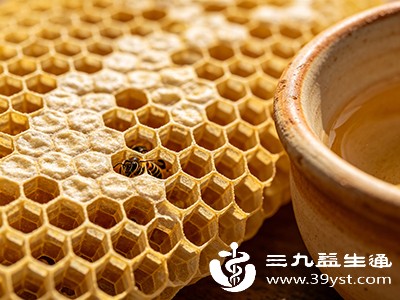 蜂窝藏大功效：嚼一嚼护口腔 泡着喝补能量 天然养生选它准没错
