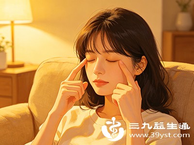 闭眼后，用一只手的食指轻轻将上眼睑向上提拉