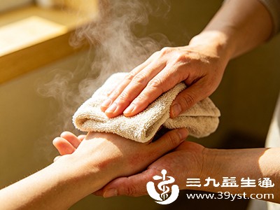 每天热敷15分钟，做手指操