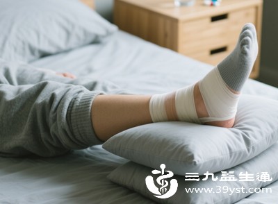 坐或躺时用枕头垫高伤脚,超心脏水平(如躺时脚放枕上、坐时放矮凳) 坐或躺时用枕头垫高伤脚,超心脏水平(如躺时脚放枕上、坐时放矮凳)