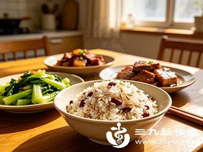 用燕麦、糙米、红薯等全谷物替代部分精制米面