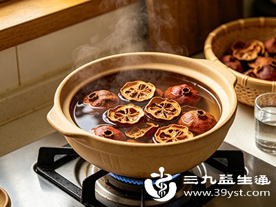 用纱布蘸取温热的石榴皮煮水敷在患处