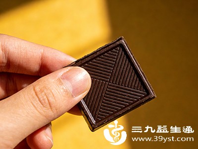 建议选择可可含量在70%以上的黑巧克力