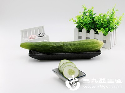 生黄瓜含钙、镁、磷等矿物质，钙是胎儿骨骼牙齿发育的关键