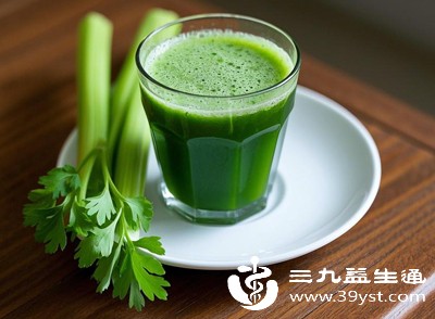 健康成年人建议每天饮用芹菜汁200-300毫升（约1杯）