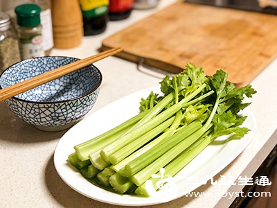 富含膳食纤维与芹菜素，能促进肠道蠕动