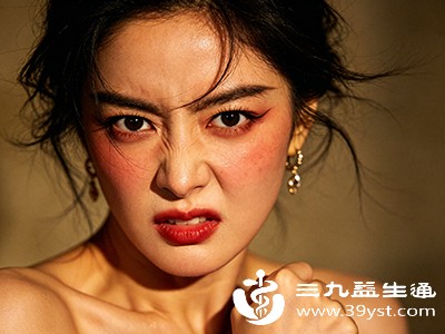 “火气”上涌,直接影响心神,诱发心火旺,可能伴随头痛、心悸等不适 “火气”上涌,直接影响心神,诱发心火旺,可能伴随头痛、心悸等不适
