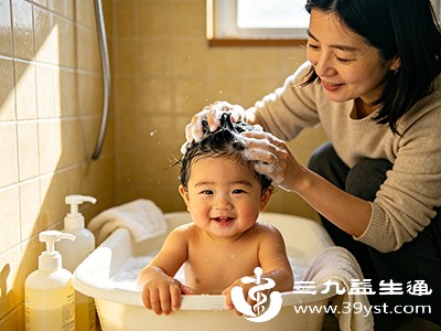 建议每周洗2-3次，用婴儿专用温和洗发水