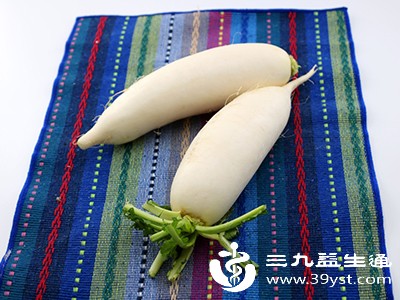 白萝卜性凉，含有芥子油、膳食纤维等，能润肺生津、理气化痰