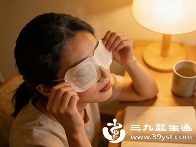 每晚睡前用40℃左右的温毛巾敷眼，每次10分钟