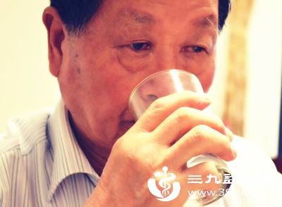 老年人每日需固定饮水1500-1700毫升 老年人每日需固定饮水1500-1700毫升