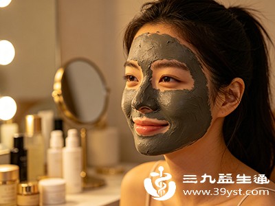 使用清洁面膜（如泥膜），敷在鼻子、额头等区域