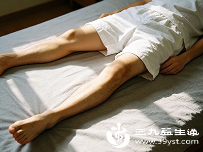 仰卧位，双腿伸直，双手自然放在身体两侧