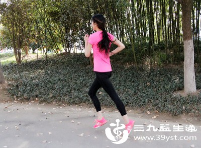 日常运动若集中在下肢（如跑步、快走），未做臀桥、深蹲等臀部专项训练