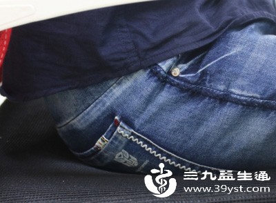 臀部曾受轻微碰撞、挤压，或长期单侧坐姿受压