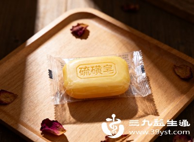 硫磺皂的成分会刺激破损处，加剧炎症反应