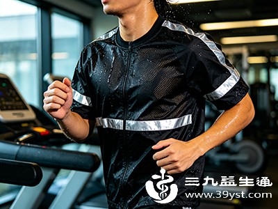 运动时大量出汗本就需及时补水，穿暴汗服会让出汗量翻倍