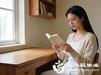 不愿出门见人，拒绝参加聚会、朋友邀约，更喜欢独自待着，刻意减少与人交流