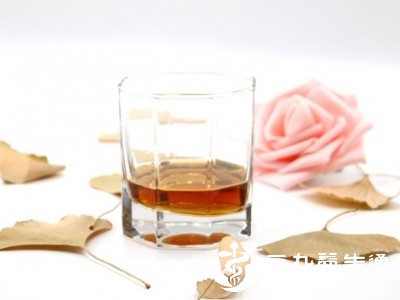 酒后身体处于虚弱状态,剧烈运动(如跑步、健身)会加速水分流失 酒后身体处于虚弱状态,剧烈运动(如跑步、健身)会加速水分流失