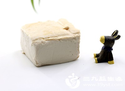 南豆腐（嫩豆腐）和部分加工豆腐（如千页豆腐）中，每100克含0.5-1.2克膳食纤维