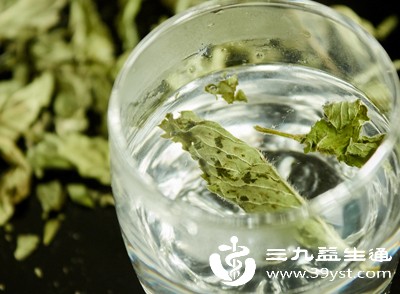 若因饮食过量或食用油腻食物导致腹胀、消化不良,薄荷水可发挥作用 若因饮食过量或食用油腻食物导致腹胀、消化不良,薄荷水可发挥作用