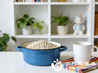 薏米性偏凉，脾胃虚寒、经常腹泻、手脚冰凉的人过量食用