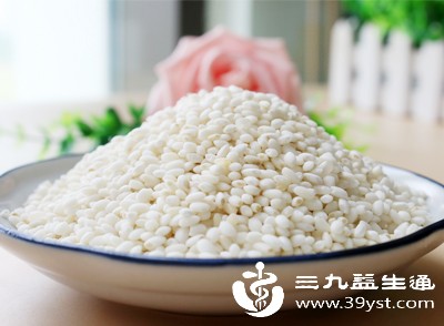 糯米黏性大，进入胃肠道后难以被快速分解，在胃内停留时间比普通大米长1-2倍