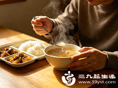 大量喝汤(尤其饭前喝)会占据胃容量 大量喝汤(尤其饭前喝)会占据胃容量