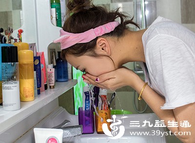 日常用温和的氨基酸洁面产品清洁皮肤，早晚各一次即可，避免过度清洁