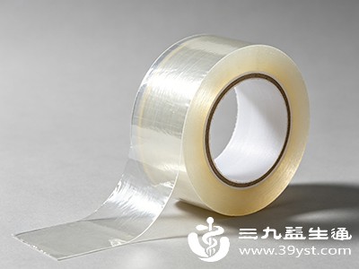 先用宽胶带(透明胶带或医用胶带)粘在受伤处 先用宽胶带(透明胶带或医用胶带)粘在受伤处