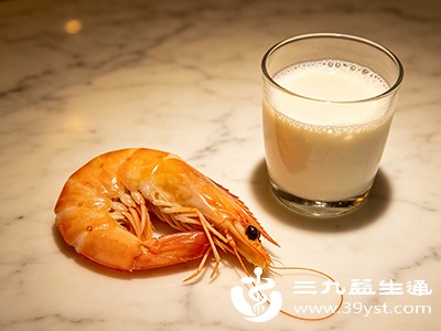 若同时对虾和牛奶蛋白过敏,同食后过敏症状会更明显 若同时对虾和牛奶蛋白过敏,同食后过敏症状会更明显