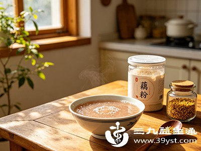 取适量干藕粉放入碗中，先加少量凉白开（以没过藕粉为准）