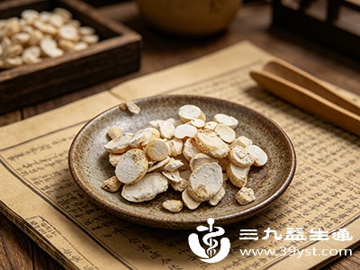 当脾胃运化功能减弱，湿气与气机阻滞在胸腹之间，易出现“痞满”症状