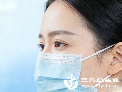 季节交替、进出空调房或从寒冷室外进入温暖室内时，提前戴口罩