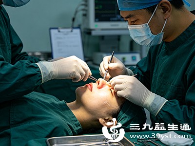 盲目取出不仅会造成鼻部组织创伤,还可能导致鼻梁塌陷、皮肤松弛,反而影响外观 盲目取出不仅会造成鼻部组织创伤,还可能导致鼻梁塌陷、皮肤松弛,反而影响外观