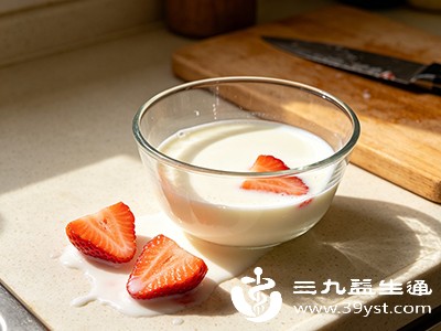 牛奶中的蛋白质并不会破坏草莓中的维生素C