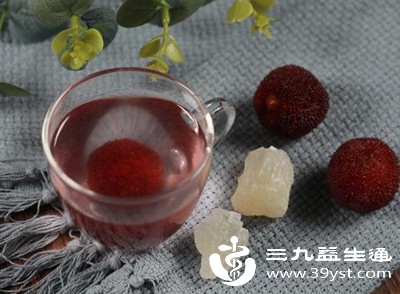 杨梅是小满特色时令水果，性寒味酸，能生津止渴、和胃消食，缓解燥热、食欲不振和积食不适，还富含维生素和矿物质，增强抵抗力