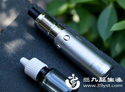 尼古丁会破坏血管内皮细胞，降低血管弹性，加速动脉粥样硬化