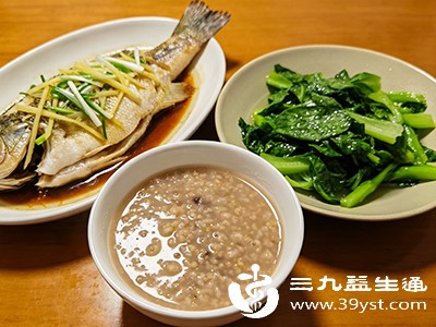 睡前1小时不进食，晚餐清淡易消化（如粥、蔬菜）